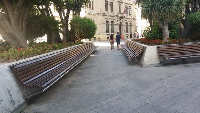 Calidad Urbana renueva los bancos de la Plaza de Santo Domingo - 1, Foto 1
