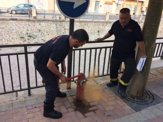 Voluntarios de Protección Civil realizan una revisión técnica a los más de 150 hidrantes distribuidos por el casco urbano y el polígono industrial - 2, Foto 2
