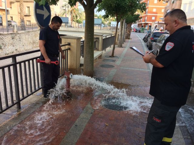 Voluntarios de Protección Civil realizan una revisión técnica a los más de 150 hidrantes distribuidos por el casco urbano y el polígono industrial - 4, Foto 4
