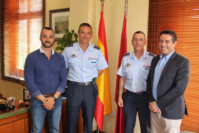 El alcalde recibe en su despedida como Jefe del Escuadrón de Zapadores Paracaidistas del Ejército del Aire, al Teniente Coronel González, y ha presentado a su relevo el Teniente Coronel Casas - 1, Foto 1