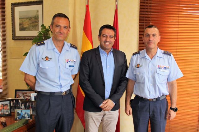 El alcalde recibe en su despedida como Jefe del Escuadrón de Zapadores Paracaidistas del Ejército del Aire, al Teniente Coronel González, y ha presentado a su relevo el Teniente Coronel Casas - 2, Foto 2