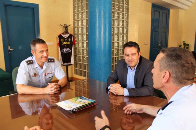 El alcalde recibe en su despedida como Jefe del Escuadrón de Zapadores Paracaidistas del Ejército del Aire, al Teniente Coronel González, y ha presentado a su relevo el Teniente Coronel Casas - 3, Foto 3