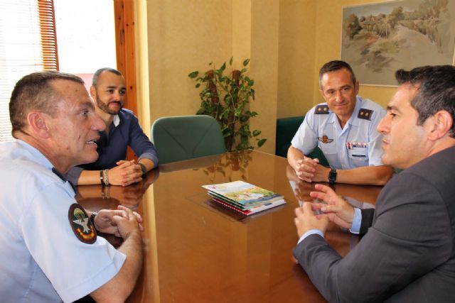 El alcalde recibe en su despedida como Jefe del Escuadrón de Zapadores Paracaidistas del Ejército del Aire, al Teniente Coronel González, y ha presentado a su relevo el Teniente Coronel Casas - 5, Foto 5