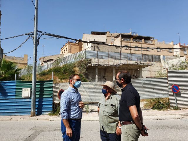 El alcalde de Lorca anuncia el inicio inminente de los trabajos de estabilización del muro junto a la calle Portijico con un plazo de ejecución de tres meses - 1, Foto 1