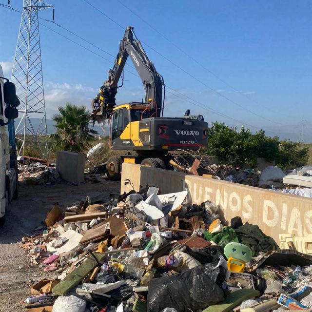 El Ayuntamiento comienza los trabajos de limpieza subsidiaria de un solar privado en Cabezo de Torres - 1, Foto 1