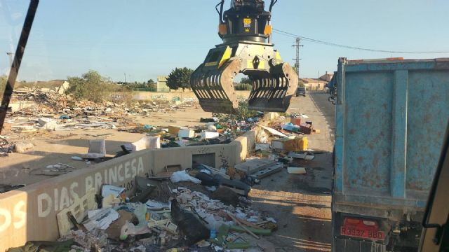 El Ayuntamiento comienza los trabajos de limpieza subsidiaria de un solar privado en Cabezo de Torres - 2, Foto 2