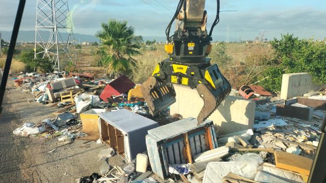 El Ayuntamiento comienza los trabajos de limpieza subsidiaria de un solar privado en Cabezo de Torres - 3, Foto 3