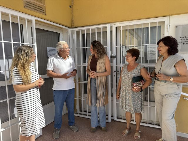 El Ayuntamiento de Lorca mejora la imagen del local social de La Torrecilla con trabajos de pintura en su fachada y elementos exteriores - 2, Foto 2