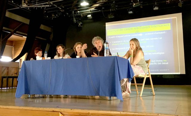 El equipo de Servicios Sociales expone su Trabajo en Red en unas jornadas de atención a la infancia en Barcelona - 1, Foto 1