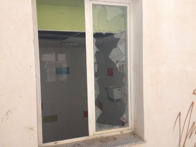 El PSOE denuncia el estado de abandono en el que se encuentra el local de la Asociación ASPROSOCU - 2, Foto 2