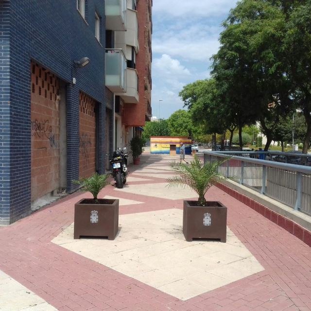 Guillén: Ya se están sustituyendo los maceteros que estaban situados en Ronda Sur por otros más modernos y acordes con el entorno - 1, Foto 1