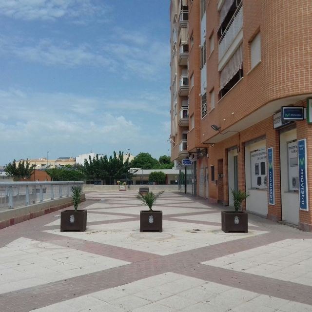 Guillén: Ya se están sustituyendo los maceteros que estaban situados en Ronda Sur por otros más modernos y acordes con el entorno - 2, Foto 2