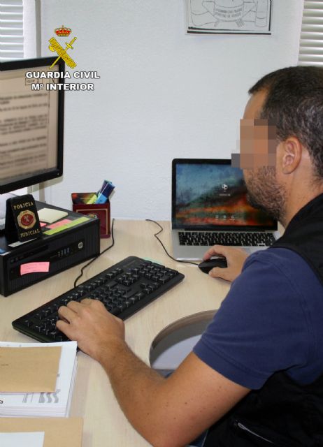 La Guardia Civil detiene al presunto autor de medio centenar de estafas en alquiler de viviendas vacacionales de La Manga - 3, Foto 3