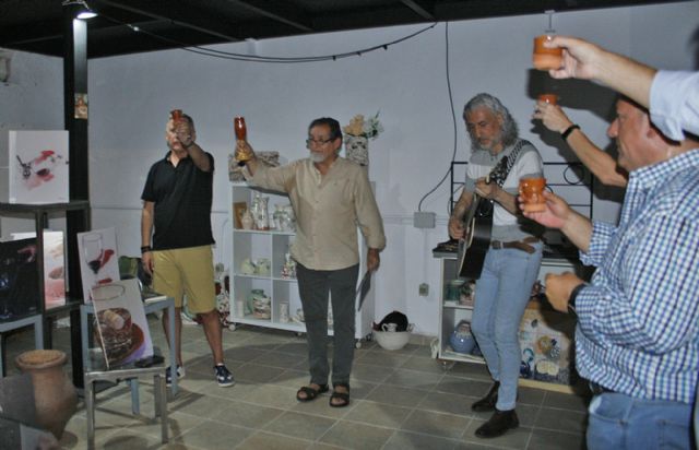 Alfarería, poesía, fotografía, música y vino fueron los protagonistas de la increíble jornada vivida en el Centro Alfarero La Estación de Argamasilla de Calatrava - 1, Foto 1