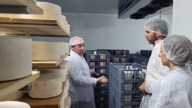 El consejero Antonio Luengo destaca el valor añadido que representan los quesos de DOP con certificación ecológica y producción propia de leche - 1, Foto 1