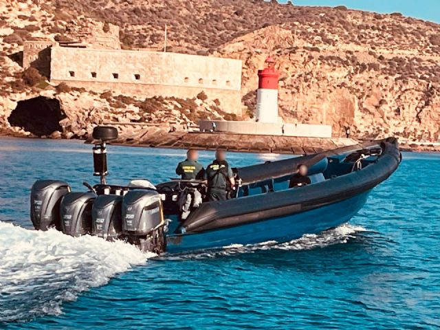 La Guardia Civil intercepta una potente embarcación con cuatro motores dedicada al traslado de inmigrantes irregulares y detiene a sus dos patrones - 2, Foto 2