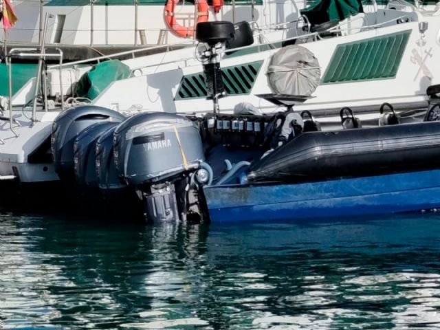La Guardia Civil intercepta una potente embarcación con cuatro motores dedicada al traslado de inmigrantes irregulares y detiene a sus dos patrones - 3, Foto 3