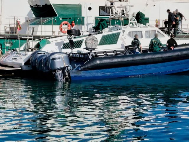 La Guardia Civil intercepta una potente embarcación con cuatro motores dedicada al traslado de inmigrantes irregulares y detiene a sus dos patrones - 4, Foto 4