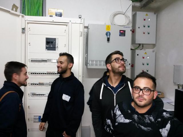 Alumnos del Certificado de Profesionalidad Montaje y mantenimiento de instalaciones eléctricas de baja tensión visitan el Centro de Iniciativas Empresariales y Complejo Deportivo Felipe VI de Lorca, Foto 4