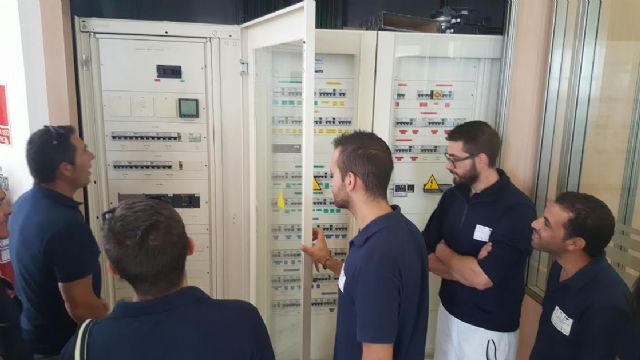 Alumnos del Certificado de Profesionalidad Montaje y mantenimiento de instalaciones eléctricas de baja tensión visitan el Centro de Iniciativas Empresariales y Complejo Deportivo Felipe VI de Lorca, Foto 6