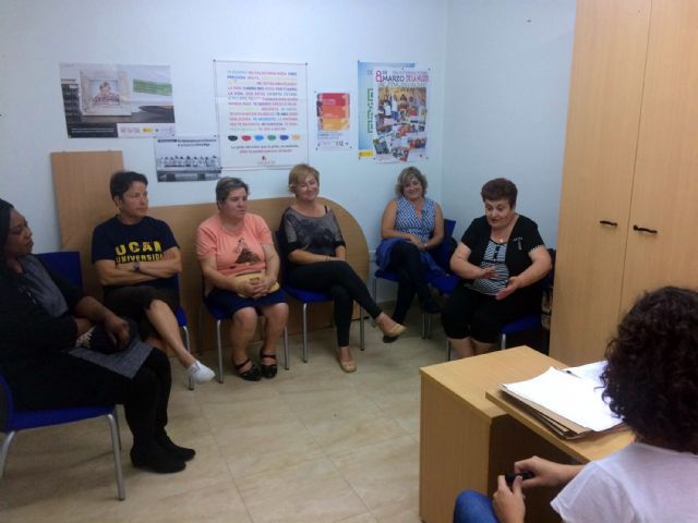 El CAVI ofrece a los voluntarios de Servicios Sociales una charla de sensibilización contra la violencia de género - 1, Foto 1