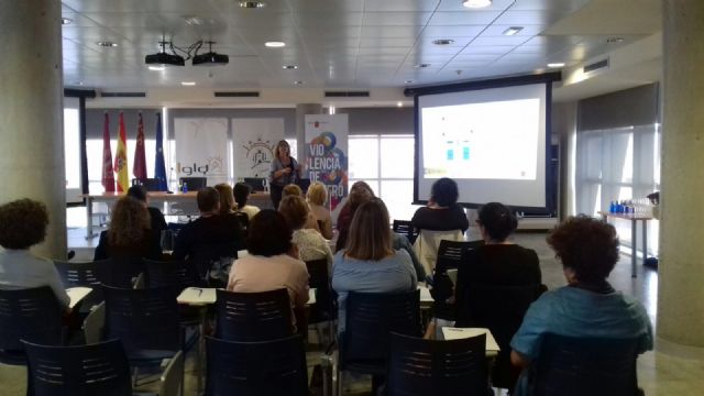Más de 50 profesionales participan en Lorca en un seminario de impulso  a la coordinación sociosanitaria en violencia de género centrado en el área de la ginecología - 2, Foto 2