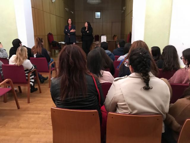 Estudiantes de Animación Sociocultural y de Integración Social visitan la Concejalía de Juventud en Torre Pacheco - 3, Foto 3