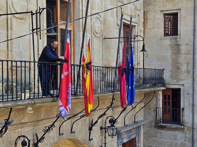 El Ayuntamiento de Caravaca suspende los actos públicos con motivo del luto oficial decretado a nivel nacional y coloca las banderas a media asta - 1, Foto 1