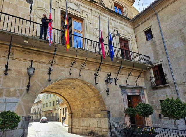 El Ayuntamiento de Caravaca suspende los actos públicos con motivo del luto oficial decretado a nivel nacional y coloca las banderas a media asta - 2, Foto 2