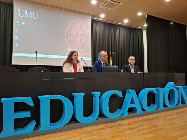 El consejero Víctor Marín participa en un encuentro con alumnado de la Facultad de Educación de la UMU - 1, Foto 1