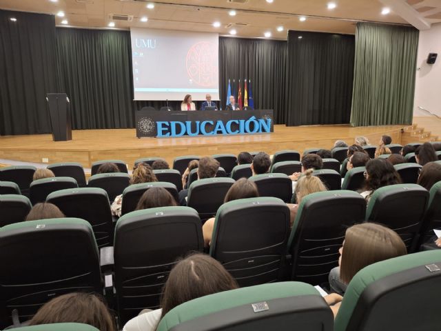 El consejero Víctor Marín participa en un encuentro con alumnado de la Facultad de Educación de la UMU - 2, Foto 2