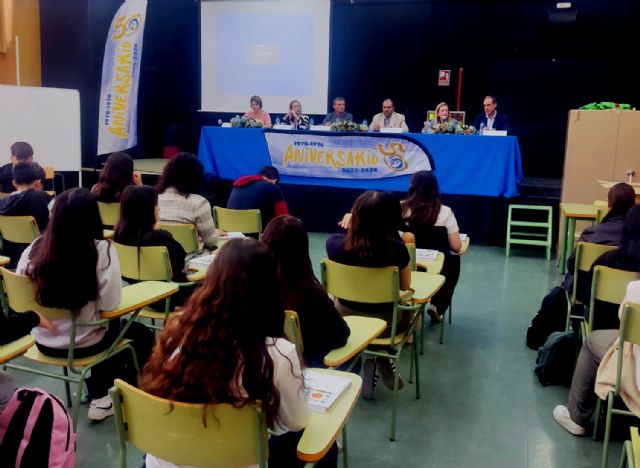 Medio centenar de alumnos de Torre Pacheco aprenden la importancia de elaborar un presupuesto o planificar sus gastos - 1, Foto 1