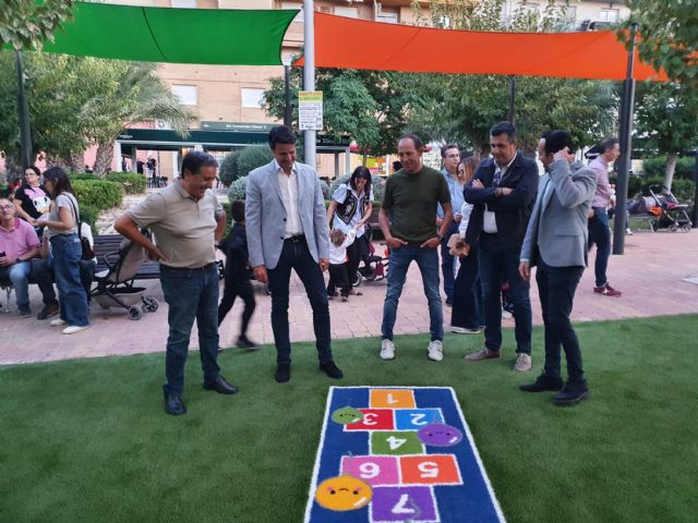 El Gobierno local de Molina de Segura visita la finalización de las obras de remodelación del área infantil del parque del Paseo de Oporto en La Molineta - 1, Foto 1