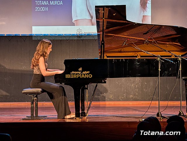 La pianista totanera María Ángeles Ayala presenta su primer disco en solitario “Miroirs de lêtre” en Totana, Foto 3