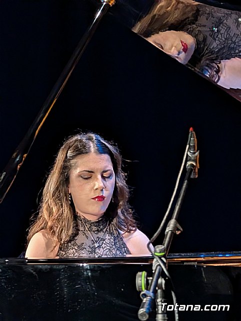 La pianista totanera María Ángeles Ayala presenta su primer disco en solitario “Miroirs de lêtre” en Totana, Foto 5