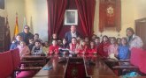 El alcalde recibe a alumnos del municipio para hablar sobre el funcionamiento del consistorio