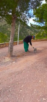 Alumnos y monitores de la Escuela Taller ponen a punto el parque de la Salud de La Hoya para la romería