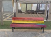 Lorcaíris denuncia la vandalización del banco arcoíris en Lorca y pide una condena firme al Ayuntamiento