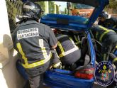 Los bomberos rescatan a un conductor atrapado en su vehiculo tras sufrir un accidente