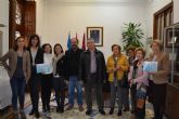 El Ayuntamiento entrega dos cheques de 2.500 euros a Critas y Hogar Betania procedentes del convenio con Verde Universal