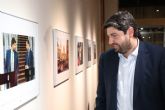 El presidente Fernando Lpez Miras inaugura la exposicin 'Fotoperiodismo 2018'