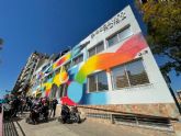 Una obra del artista murciano ngel Toren decora la fachada de Aspaym