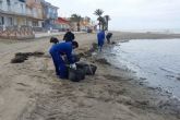 Avanzan a buen ritmo los trabajos de limpieza de las playas del Mar Menor de cara a Semana Santa