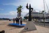 La escultura El abrazo da ya la bienvenida a los turistas que arriban al muelle de cruceros
