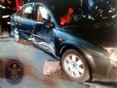 Bomberos de Cartagena rescatan a un herido atrapado en un vehiculo accidentando en la plaza de Mejico