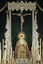 Un legado de generaciones da forma al altar de cultos mayores de la Hermandad de la Vera-cruz de Alcal� del R�o