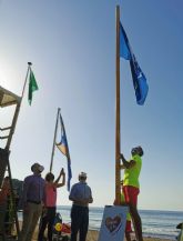 En las playas de Lorca luce nuevamente la Bandera Azul este verano por su calidad y los servicios que ofrecen