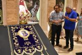 El taller de bordados del Paso Azul finaliza el Estandarte de Jesús Nazareno que desfilará en la popular 'Procesión de las Mortajas'