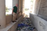 Cientos de botellas se acumulan en el cauce urbano del guadalentín a su paso por lorca convertido en un canalillo de basura