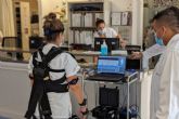 La UPCT ensaya con un exoesqueleto para analizar posturas y esfuerzos de personal sanitario y de hostelera